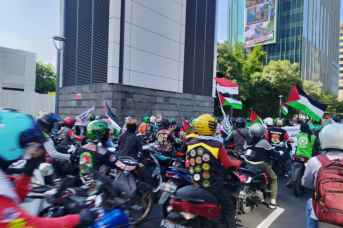 Rombongan ojek online menggelar aksi membela Palestina di Jalan MH Thamrin, Menteng, Jakarta Pusat, Rabu (29/11/2023). (KOMPAS.com/XENA OLIVIA)