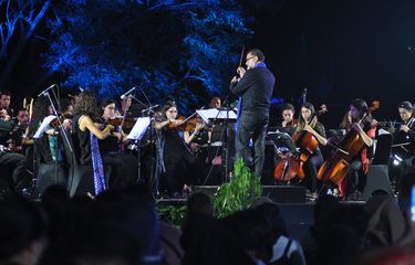Kelompok Musik Orkestra asal Spanyol, Orquesta de Camarada de Siero (OCAS) tampil pada pembukaan Palu Salonde Percussion di Hutan Kota Kaombona di Palu, Sulawesi Tengah, Jumat (10/8/2018). Penampilan tersebut merupakan puncak konser OCAS di Kota Palu dalam program Vinculos Untuk Indonesia 2018 dan akan melanjutkan lawatan musiknya ke Kabupaten Parigi Moutong kemudian Riau dan Jakarta. Kehadiran OCAS di Indonesia sebagai bentuk perkenalan potensi wisata dan diplomasi budaya antara Indonesia dan Spanyol serta didukung oleh Kemendikbud. ANTARA FOTO/Mohamad Hamzah/aww/18.