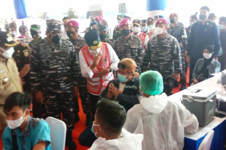 Menhub Budi Karya Sumadi bersama KSAL Laksamana TNI Yudo Margono meninjau pelaksanaan vaksinasi di Pelabuhan Merak, Banten, Selasa (27/7/2021). 