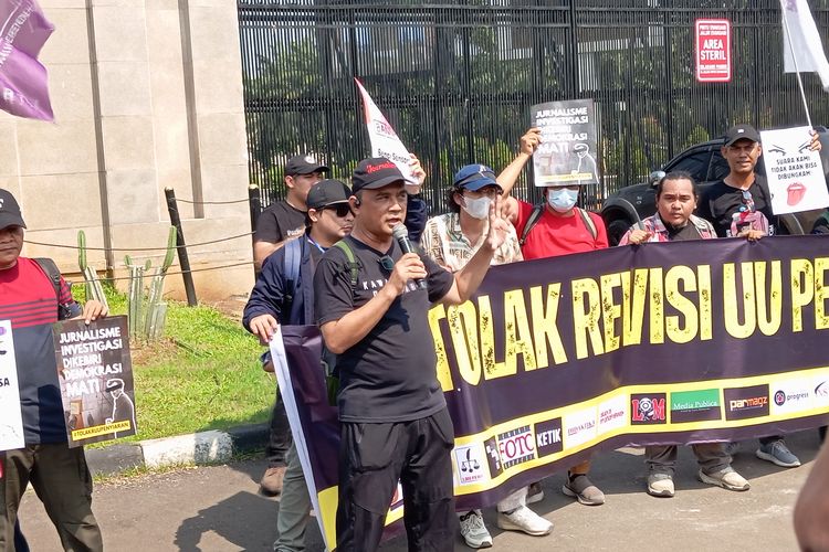 Sekjen AJI Bayu Wardhana saat berorasi di depan Gedung DPR, Jakarta Pusat, Senin (27/5/2024)