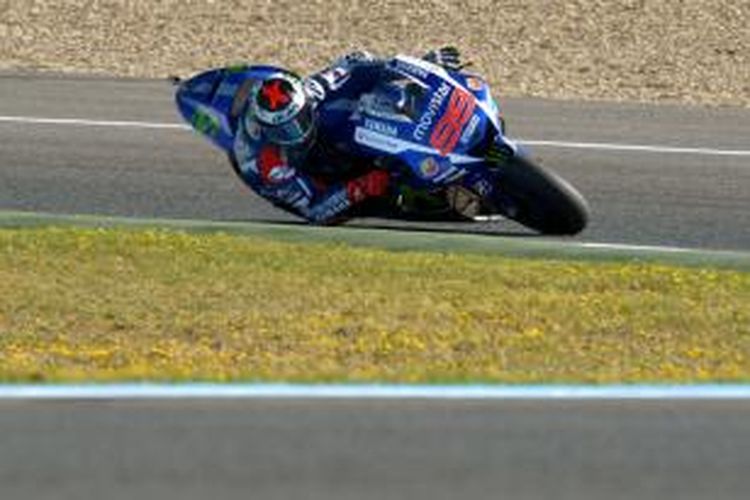 Pebalap Movistar Yamaha asal Spanyol, Jorge Lorenzo, memacu motornya pada sesi latihan bebas pertama GP Spanyol di Sirkuit Jerez, Jumat (1/5/2015).