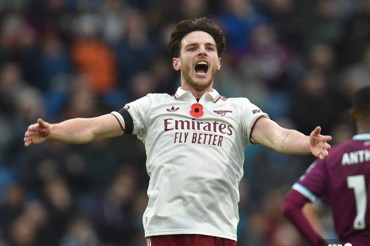 Gelandang Arsenal, Declan Rice, merayakan gol pada pertandingan Liga Inggris antara Burnley dan Arsenal di Turf Moor di Burnley, Inggris barat laut pada 1 November 2025.