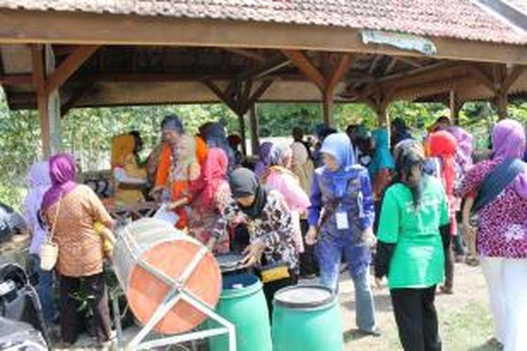 Ibu yang tergabung dalam Merdeka Dari Sampah belajar membuat Kompos Selasa (17/06/2014)