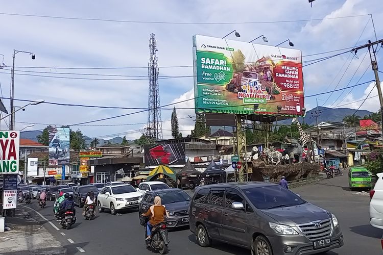Satuan Lalu Lintas Polres Bogor, Jawa Barat, mencatat ada kenaikan jumlah kendaraan wisatawan yang mengarah ke kawasan wisata Puncak Bogor. Peningkatan arus kendaraan tersebut mulai terlihat sejak H+1 atau satu hari setelah Lebaran, Selasa (3/5/2022).