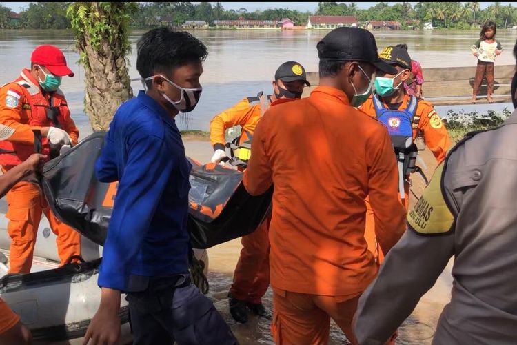 Tim BPBD Batanghari saat membawa jenazah Orang Rimba yang tenggelam di Sungai Batanghari