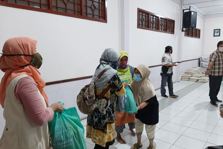 Proses pembagian bantuan Yayasan untuk buruh gendong di Pasar Beringharjo, Kota Yogyakarta