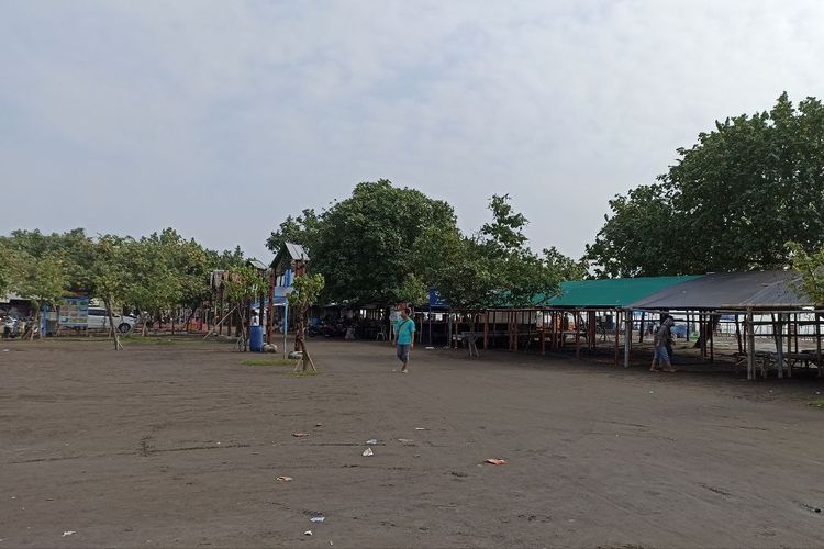 Salah satu area di Pantai Tanjung Pasir di Kabupaten Tangerang, Banten, yang terdiri dari tempat makan, toilet, tenda, dan warung, pada Minggu (31/7/2022).