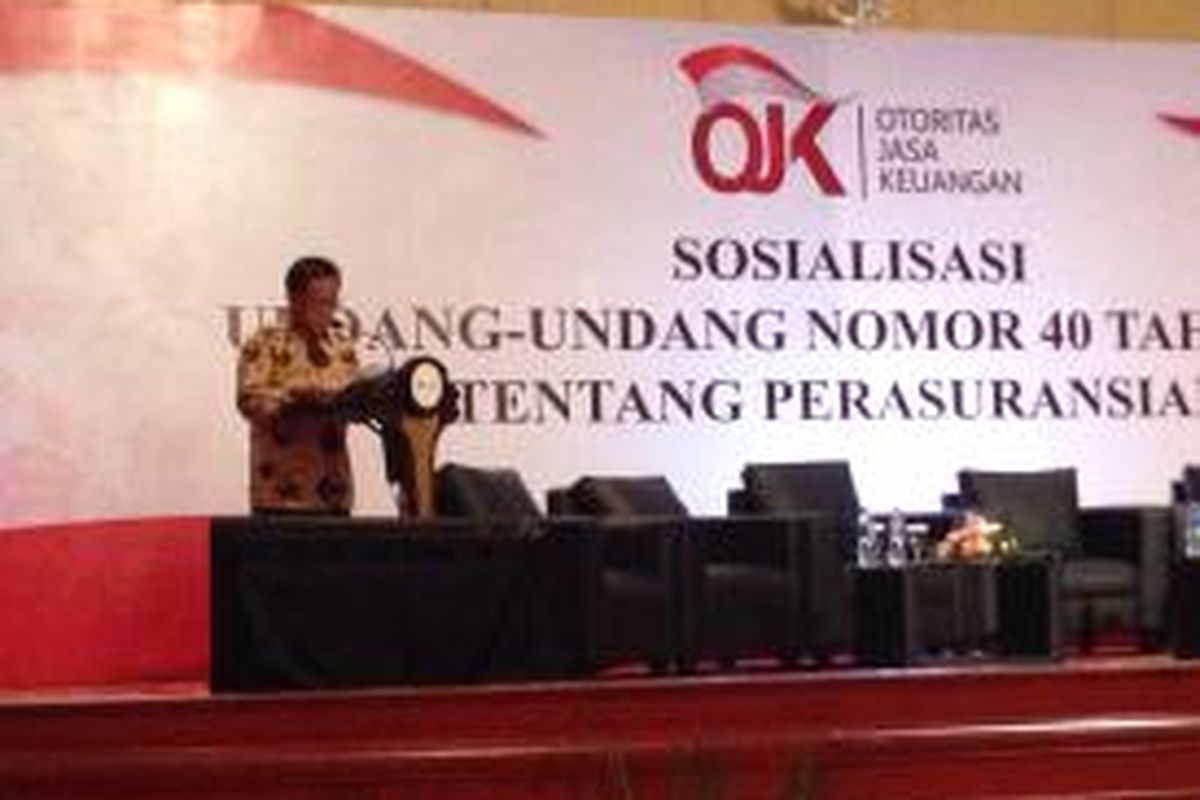 Ketua Dewan Komisioner Otoritas Jasa Keuangan (OJK), Firdaus Jaelani membuka acara Sosialisasi UU No 40 Tahun 2014  tentang asuransi di Kementerian Keuangan, Jakarta (19/1/2015). Firdaus mengatakan industri asuransi memiliki peluang besar di tahun tahun ke depan.