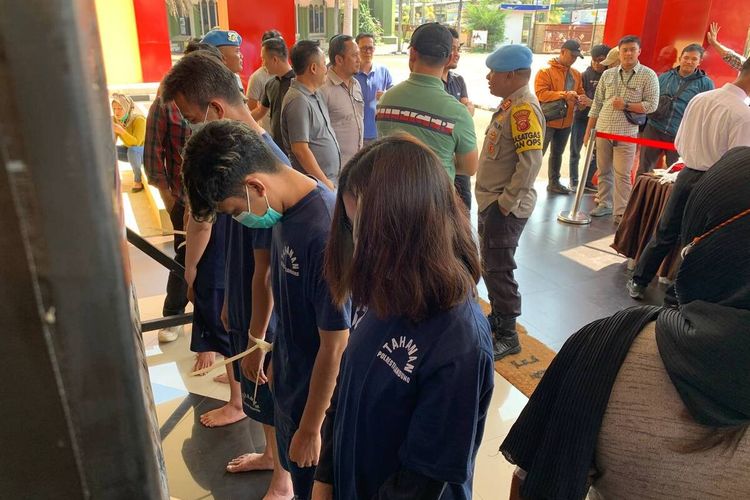 Kelima pelaku yang promosikan judi online diringkus jajaran Satreskrim Polresta Bandung, Kamis (11/7/2024) total keuntungan yang didapatkan kelima tersangka sebesar Rp 3 Miliar