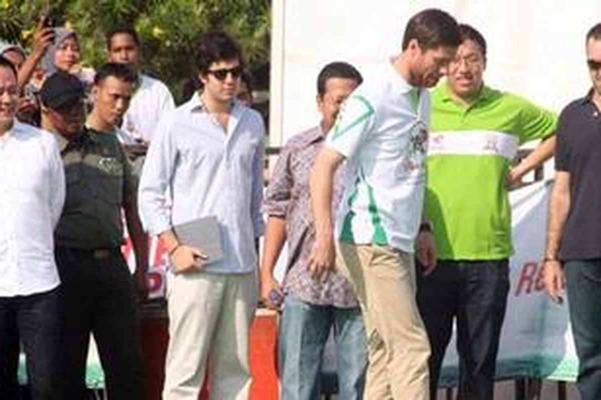 Pesepakbola asal Spanyol, Xabi Alonso hadir pada acara "Indonesia Mengoper Bola 2012" di Monumen Nasional (Monas), Jakarta Pusat, Minggu (8/7/2012). Acara ini ditargetkan meraih rekor dunia, dengan mengikutsertakan 1.000 pengoper bola yang akan masuk kategori "Most Consecutive Football Passes" dari Guinness World of Records.