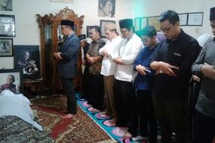 Wali Kota Bandung Ridwan Kamil terlihat menjadi imam saat menyolatkan jenazah almarhum aktor senior Rachmat Hidayat di rumah duka di Jalan Pasundan, Bandung, Jawa Barat, (14/6/2015).