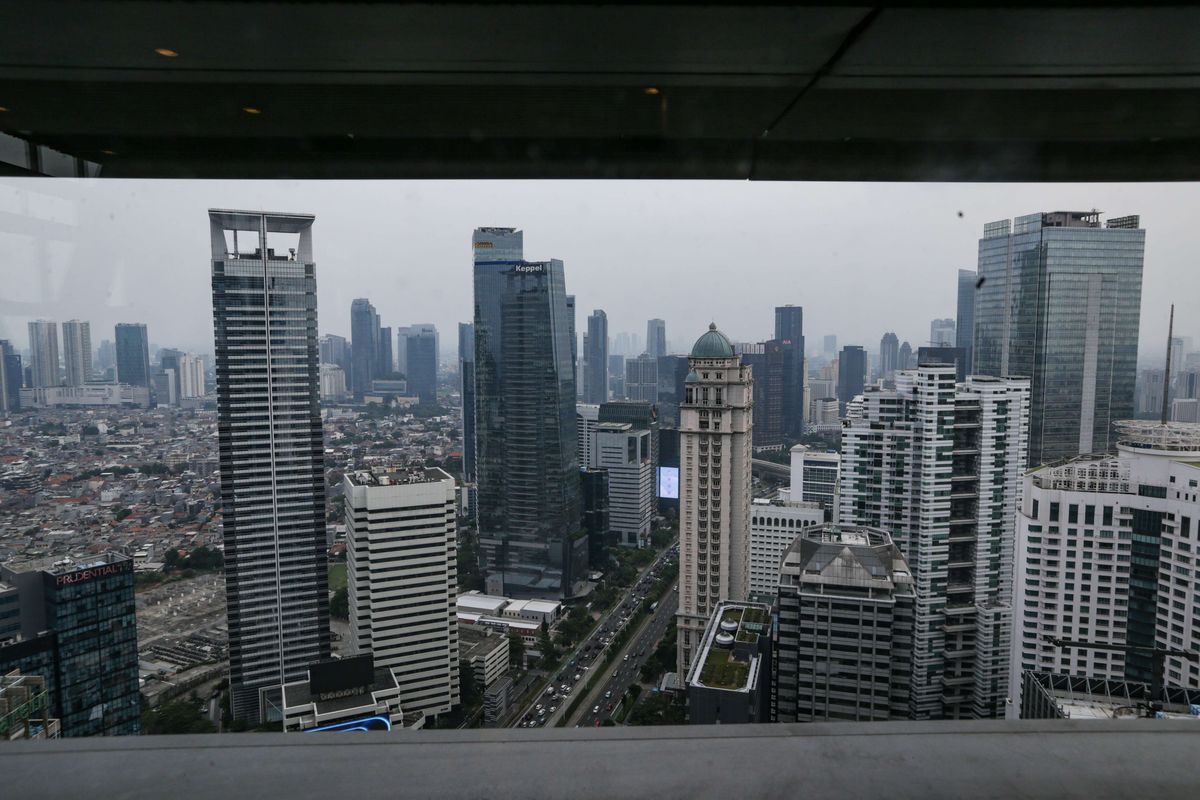 Gedung-gedung bertingkat sebagai pusat perekonomian di Jakarta, Kamis (29/9/2022). Menteri Keuangan (Menkeu) Sri Mulyani Indrawati memberikan sinyal resesi ekonomi global pada 2023. Ekonomi dunia akan masuk jurang resesi seiring dengan tren kenaikan suku bunga acuan yang dilakukan sebagian besar bank sentral di dunia secara bersamaan.