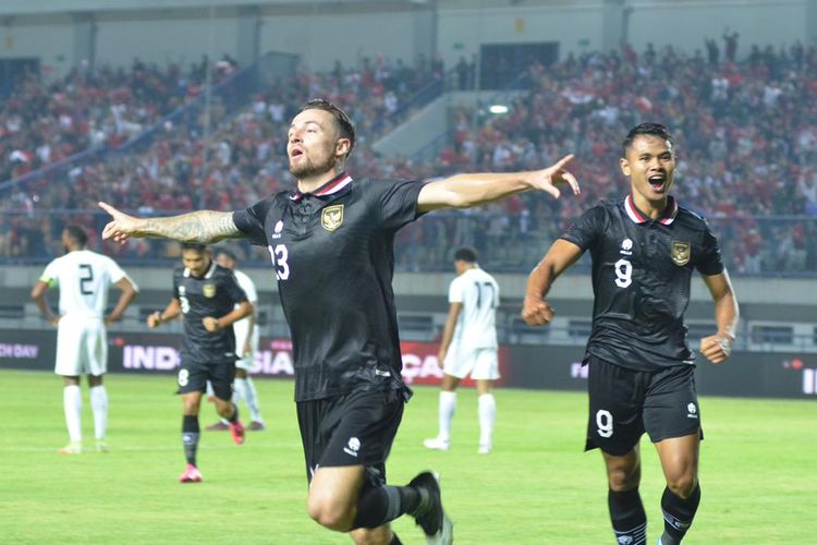 Marc Klok melakukan selebrasi usai mencetak gol dalam pertandingan timnas Indonesia vs Curacao pada laga FIFA Matchday di Stadion Gelora Bandung Lautan Api (GBLA), Kota Bandung, Sabtu (24/9/2022). 