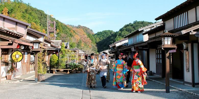 Tidak hanya berfoto di studio, pengunjung bisa juga berjalan-jalan di taman yang dirancang seperti kehidupan Jepang di masa Edo.