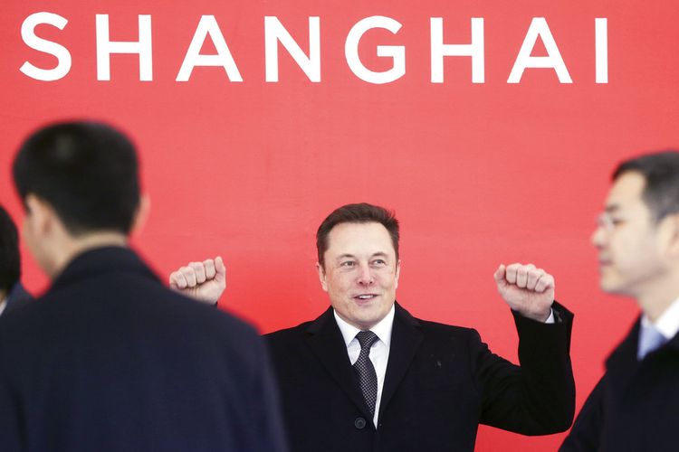 Dalam foto yang diambil Senin, 7 Januari 2019, dan dirilis oleh Xinhua News Agency, CEO Tesla Elon Musk menghadiri upacara peletakan batu pertama pabrik Tesla Shanghai di Shanghai, China. 