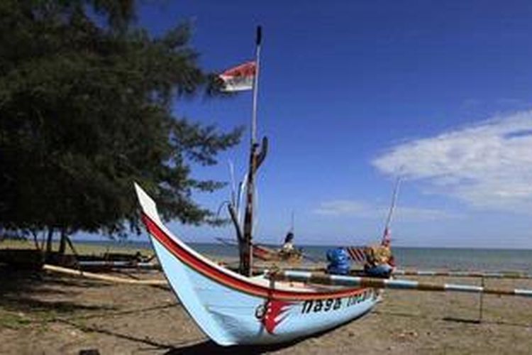 Perahu nelayan di Pantai Kata, Pariaman, Sumatera Barat, Selasa (7/6/2011). Pantai Kata merupakan salah satu daya tarik wisata pantai di kota Pariaman, Sumatera Barat.  