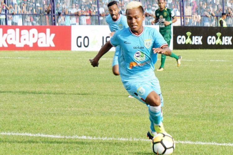 Aksi Mohammad Fahmi Al Ayyubi saat memperkuat Persela Lamongan menghadapi Persebaya Surabaya.