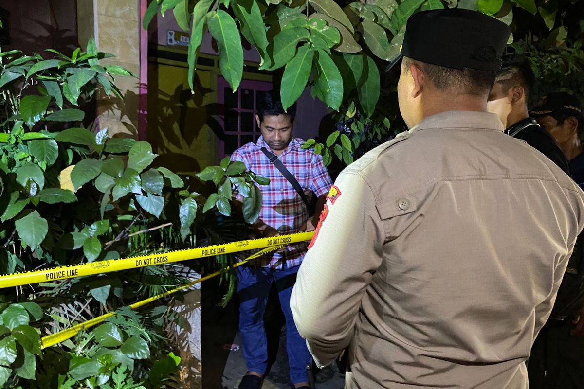 Polisi memasang garis polisi di rumah SE (24) pelaku penodong pistol ke Pasukan Pengamanan Presiden (Paspampres) di Istana Merdeka yang berlokasi di bilangan Jakarta Utara pada Selasa (25/10/2022) malam. 
