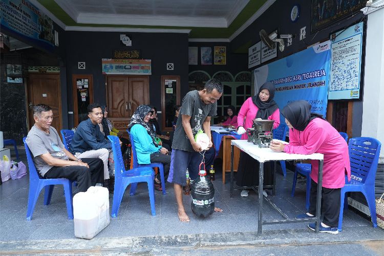 Petugas melakukan penimbangan minyak jelantah yang dikumpulkan masyarakat sebelum disalurkan ke rantai pasok energi hijau
