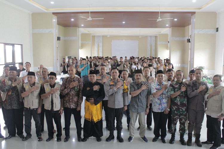 Peserta FGD bersama perguruan pencak silat se-Kabupaten Nganjuk foto bareng usai membacakan ikrar di Aula Polres Nganjuk, Kamis (6/2/2025).