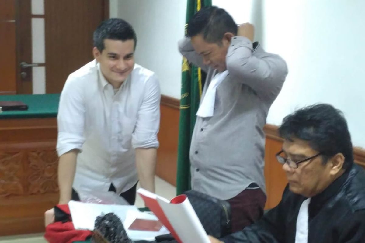 Artis peran Steve Emmanuel bersama kuasa hukumnya dalam sidang lanjutan kasus dugaan penyalahgunaan narkoba di Pengadilan Negeri Jakarta Barat, Slipi, Senin (24/6/2019).