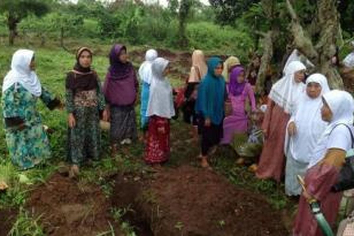Sebanyak 81 makam di pemakaman wakaf kawasan Kampung Cigaten, Desa Cihuni, Pagedangan, Kabupaten Tangerang membuat geger ratusan warga yang mengebumikan jenazah leluhurnya di sana. 