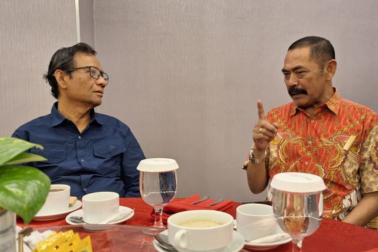 Mahfud MD bertemu dengan Ketua DPC PDI-P Solo Fx Rudy di Hotel Alana, Karanganyar, Jawa tengah, Selasa (14/11/2023).