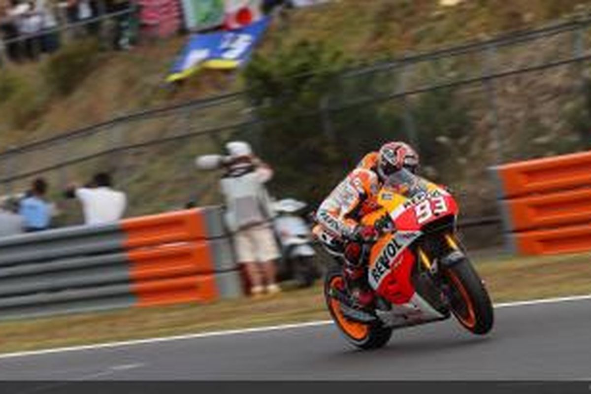 Pebalap Repsol Honda asal Spanyol, Marc Marquez, memacu motornya di Sirkuit Motegi pada sesi kualifikasi GP Jepang, Sabtu (11/10/2014).