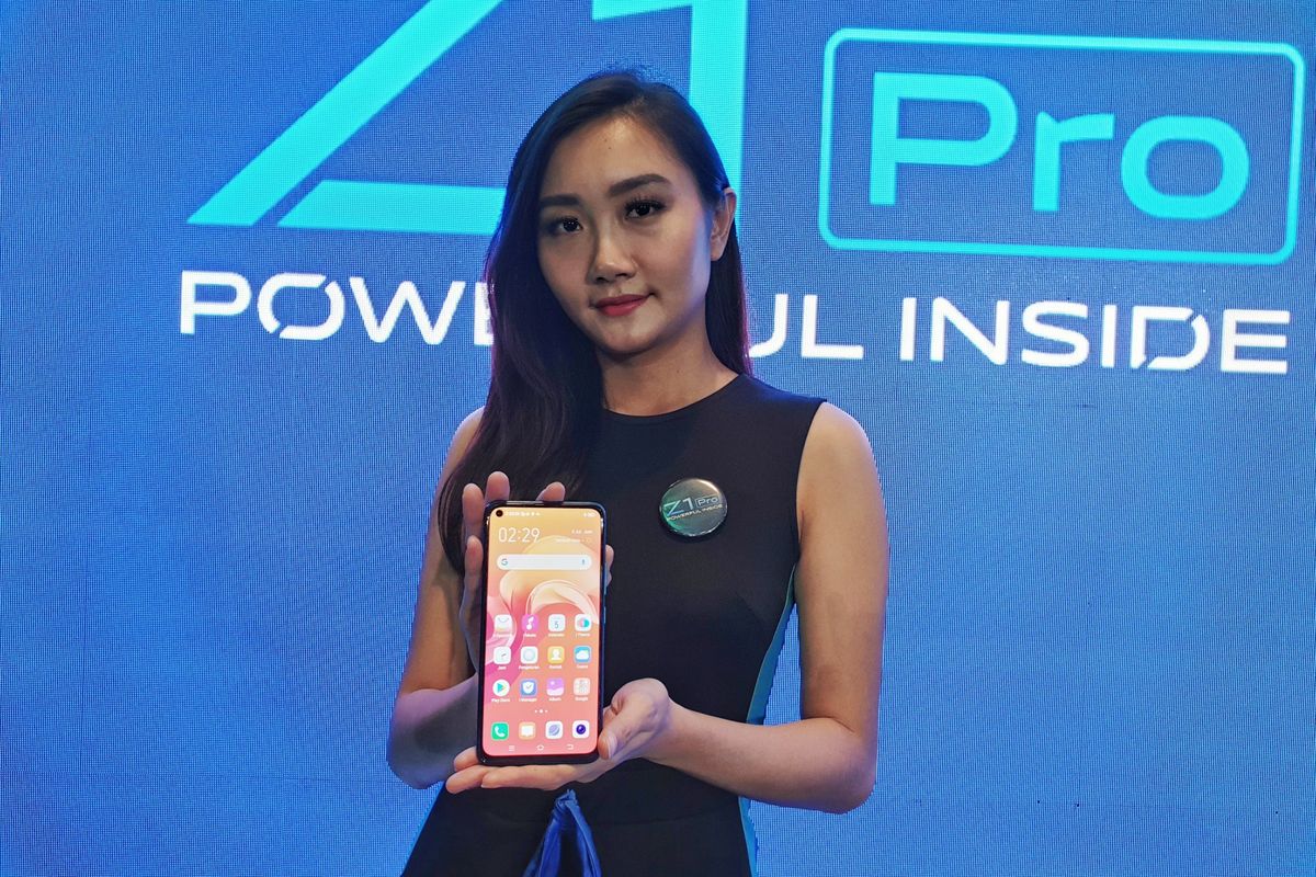 Ilustrasi Vivo Z1 Pro di genggaman model (tampak depan)