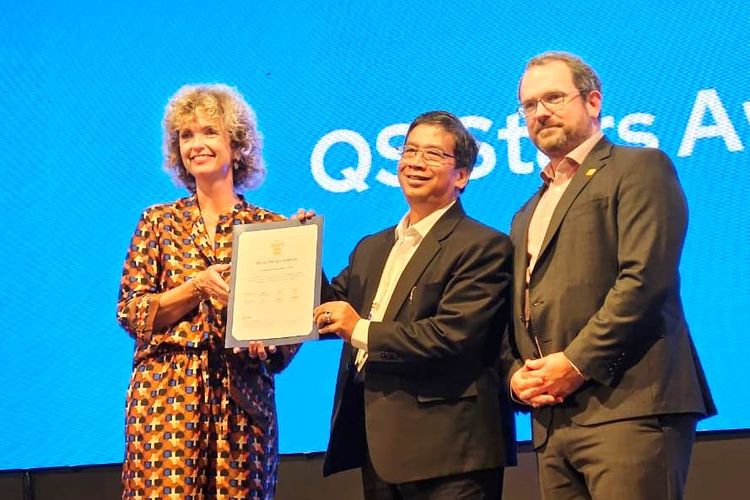 Prof. Jamal Wiwoho (tengah) saat menerima sertifikat 4-Star QS Rating dari QS atau Quacquarelli Symonds di Kuala Lumpur, Selasa (7/11/2023).