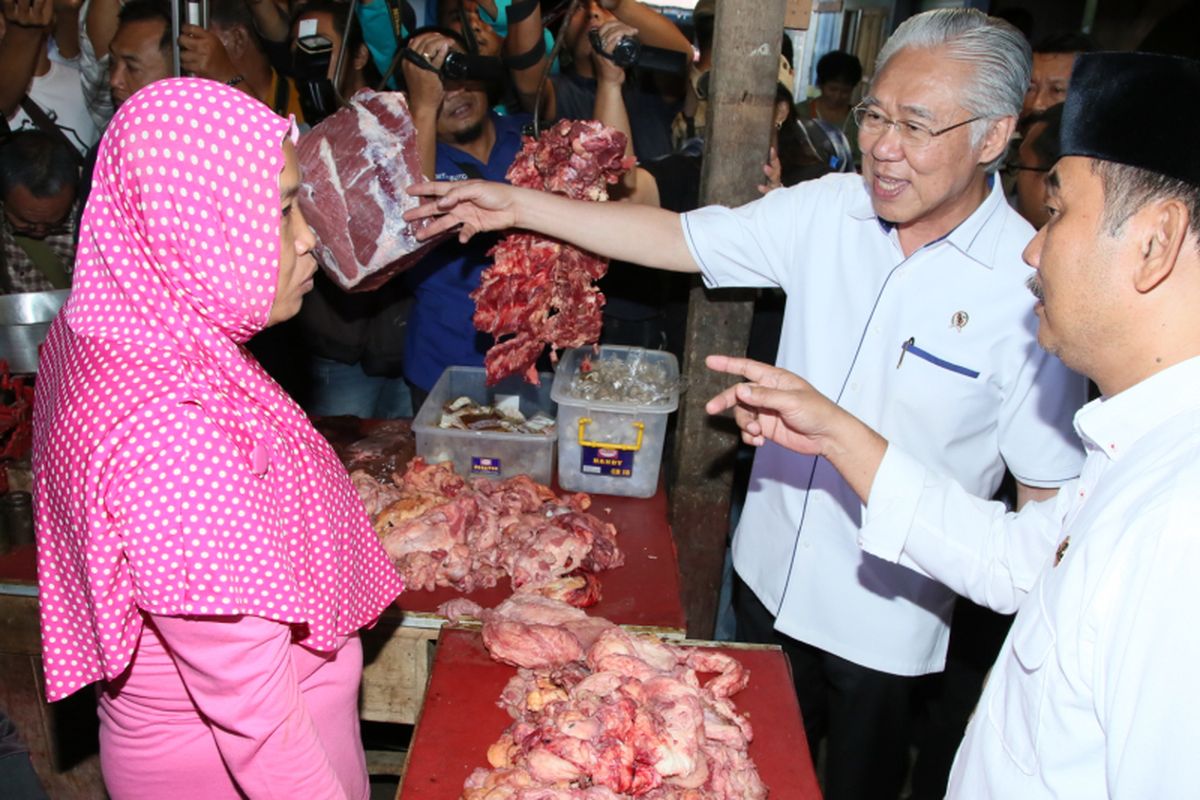 Menteri Perdagangan Enggartiasto Lukito meninjau kondisi Pasar Blambangan, Banyuwangi, Selasa (20/6/2017). Pada kunjungan kerja itu, Enggartiasto juga memantau fluktuasi harga bahan pokok menjelang hari raya Idul Fitri.