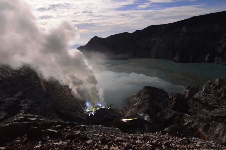 Kawah Gunung Ijen di Jawa Timur yang didaki oleh Menteri Keuangan Sri Mulyani, Menteri Koordinator Bidang Kemaritiman Luhut Binsar Pandjaitan, dan Gubernur Bank Indonesia Agus Martowardjojo, serta Bupati Banyuwangi Abdullah Azwar Anas, Jumat (2/3/2018).