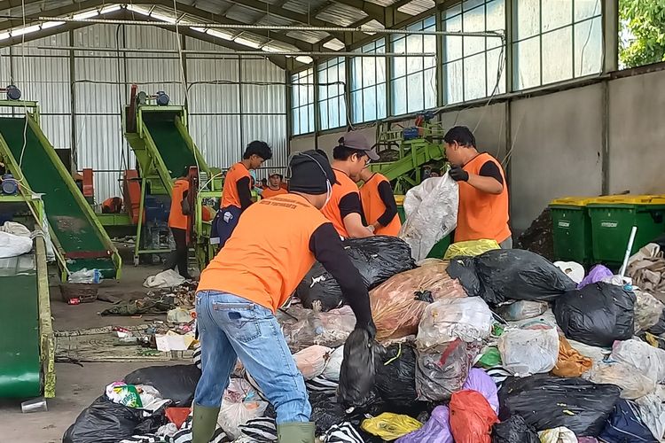 Suasana pengolahan sampah di TPST 3R Kranon, Selasa (4/6/2024)