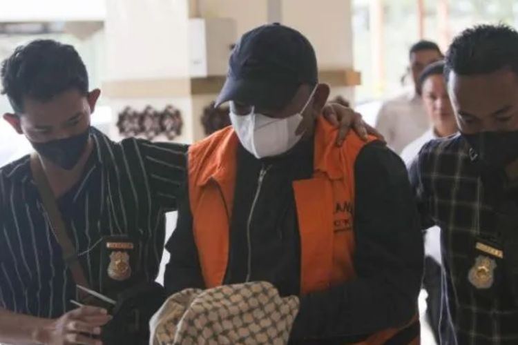 Buronan Komisi Pemberantasan Korupsi (KPK) Izil Azhar alis Ayah Merin (tengah) dikawal petugas KPK saat merjalan memasuki Bandara Internasional Sultan Iskandar Muda, Banda Aceh, Rabu (25/1/2023).