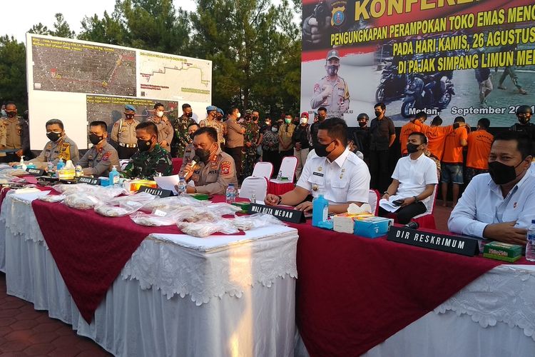 Kapolda Sumut memaparkan pengungkapan kasus perampokan dua toko emas di Pasar Tradisional Simpang Limun, Medan pada Kamis (26/8/2021) siang di Mapolda Sumut, Rabu (15/9/2021). Dalam kasus tersebut, pihaknya menangkap 5 orang tersangka, di mana satu orang yang menjadi otak pelaku tewas setelah diberi tindakan tegas terukur karena menyerang petugas dan hendak melarikan diri.