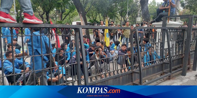 Didorong-dorong Massa PMII Jaktim, Gerbang Timur Balai Kota DKI Jakarta Rusak - Vimarsana News