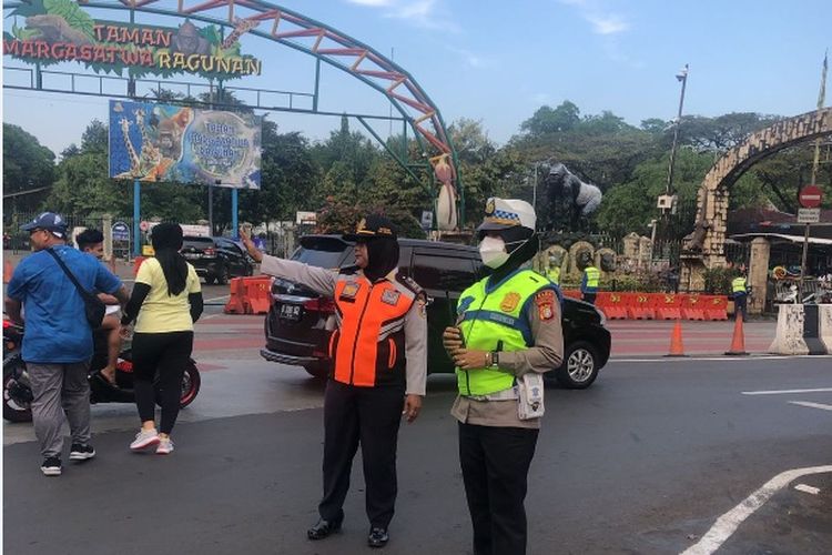 Lalu lintas kendaraan di kawasan Ragunan ramai pada Minggu, 9 Juli 2023.