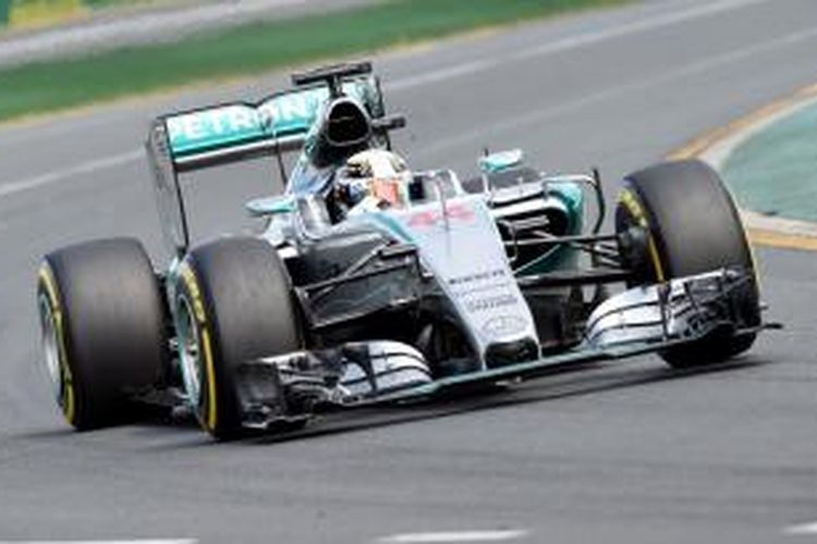 Pebalap Mercedes asal Inggris, Lewis Hamilton, memacu mobilnya pada sesi kualifikasi GP Australia di Sirkuit Albert Park, Melbourne, Sabtu (14/3/2015).