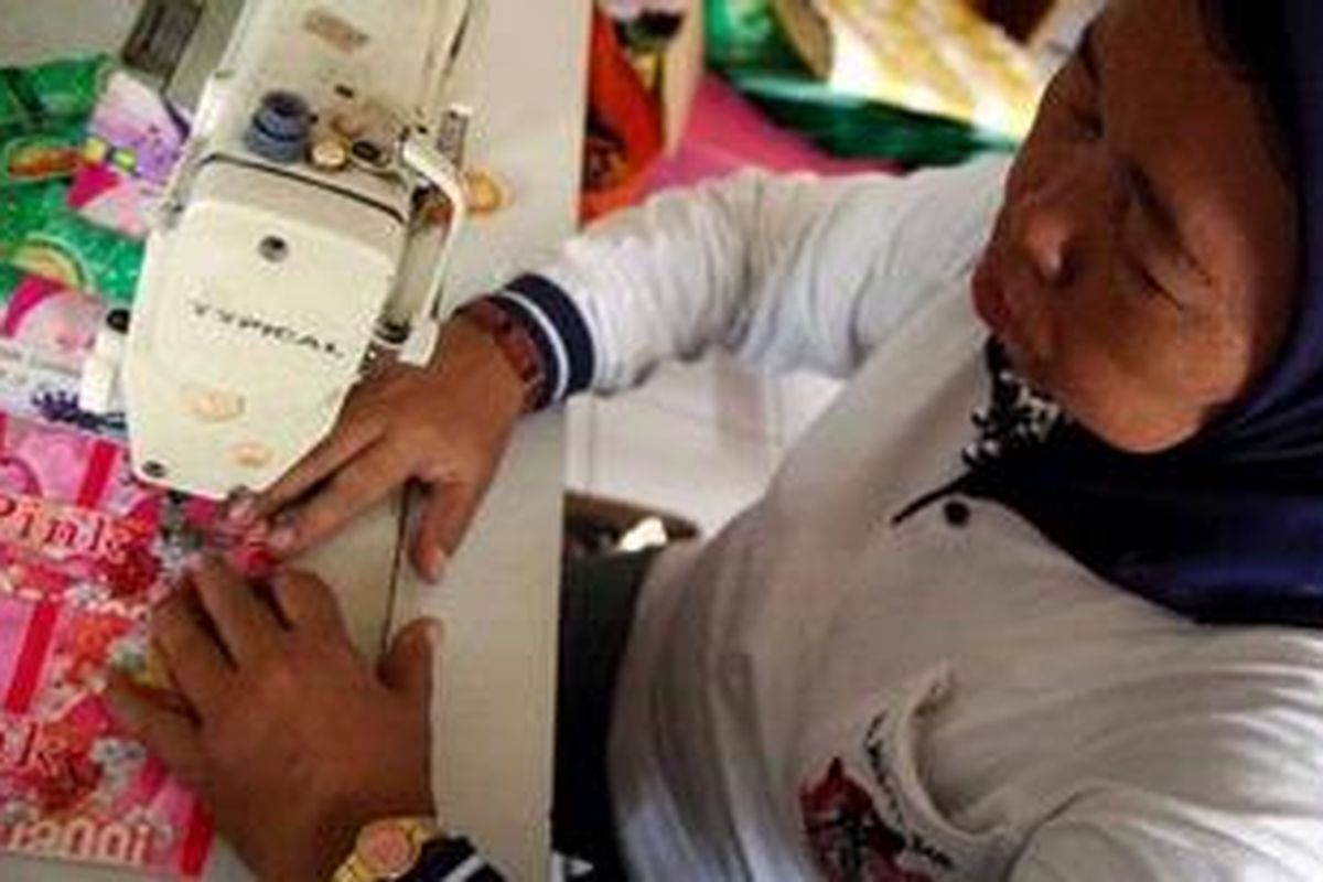 Kidem (58) mendaur ulang sampah plastik menjadi tas di Kelurahan Malaka Sari, Duren Sawit, Jakarta Timur, Senin (21/2/2011). Proses pembuatan sampah menjadi tas memakan waktu enam hari dengan harga jual mulai dari Rp 10.000 hingga Rp 125.000.