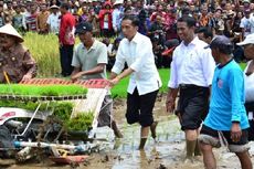 Jokowi Bantah Pemberian Traktor untuk Petani Ditarik Kembali