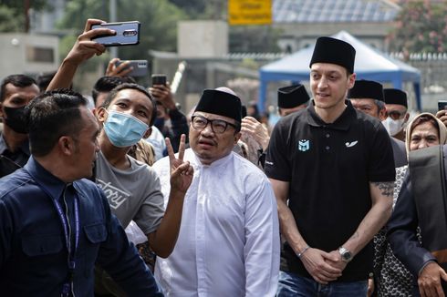 Skill Mesut Ozil Gocek Para Fans yang Berkerumun di Masjid Istiqlal...