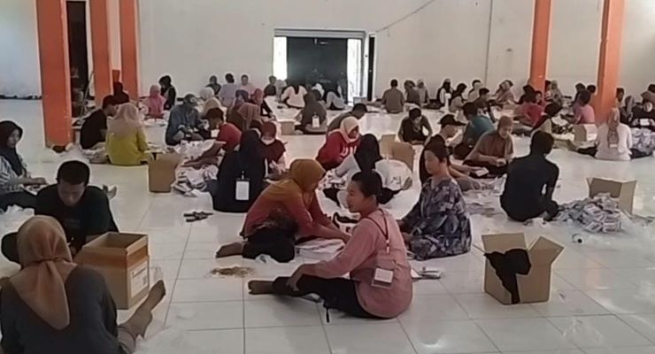 KPU Libatkan 200 Warga untuk Lipat Surat Suara Pilkada 2024, Logistik Alat Bantu bagi Disabilitas Netra Belum Tiba