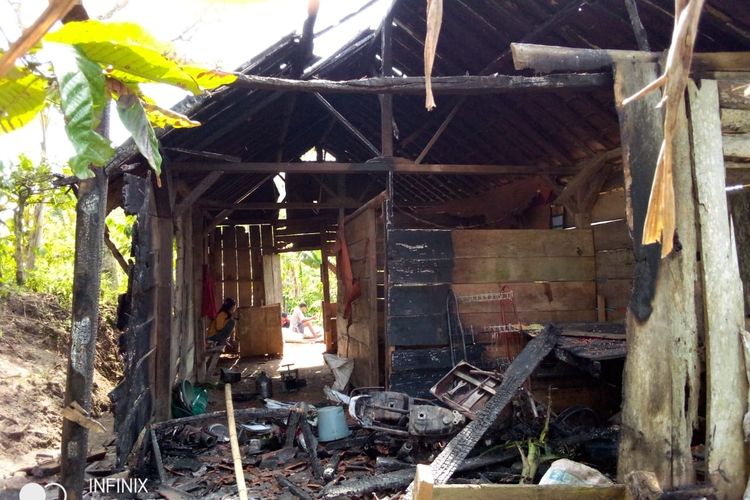 Rumah dan kendaraan yang dibakar di Kecamatan Silo Jember 