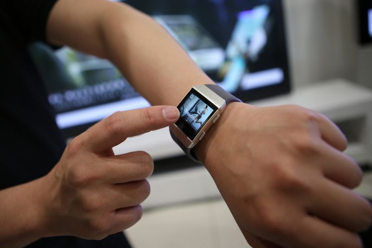 Fitbit-Ionic, Multisport-Smartwatch dilengkapi dengan serangkaian fitur untuk membantu para penikmat olahraga beraktivitas dan memantau kebugaran mereka. 
