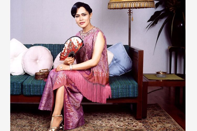 Ratu Sirikit wafat, dikenal sebagai ikon fashion, berikut 5 gaya busana sang Ratu Thailand yang ikonik.