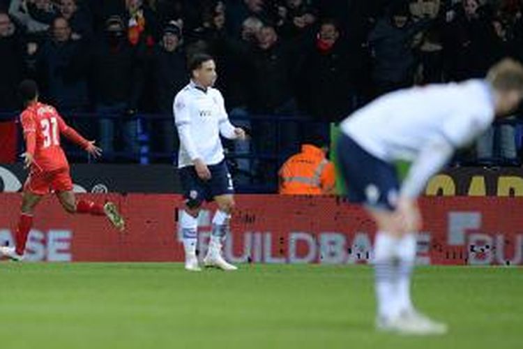 Penyerang Liverpool Raheem Sterling (kiri) merayakan golnya ke gawang Bolton Wanderers, pada pertandingan putaran keempat Piala FA, di Macron Stadium, Bolton, Rabu (4/2/2015).