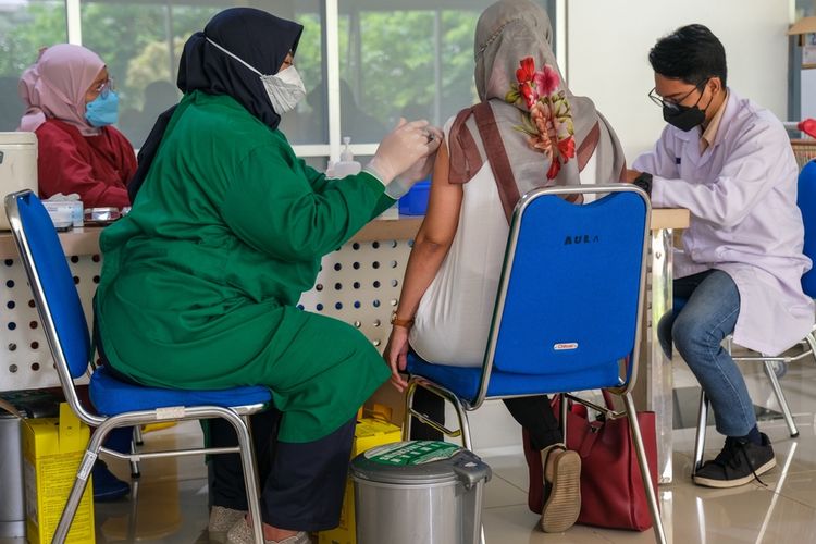 Ilustrasi vaksin booster.- Capaian vaksinasi Covid-19 Kota Padang Panjang menjadi yang tertinggi di Provinsi Sumatera Barat. Bahkan capaiannya lebih dari 100 persen.