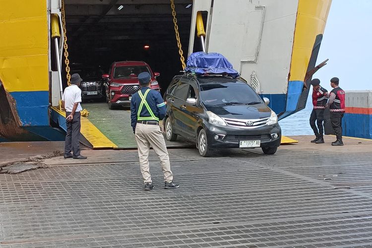 Kendaraan keluar dari kapal di dermaga 6 Pelabuhan Merak, Banten. Minggu (14/4/2024).