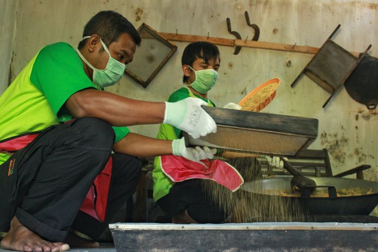 Warga Desa Semedo, Kecamatan Pekuncen, Banyumas Jawa Tengah memproduksi gula kristal atau gula semut untuk pasar ekspor.