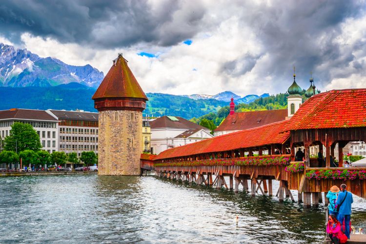 Ilustrasi Chapel Bridge, jembatan ikonik di Lucerne, Swiss. 